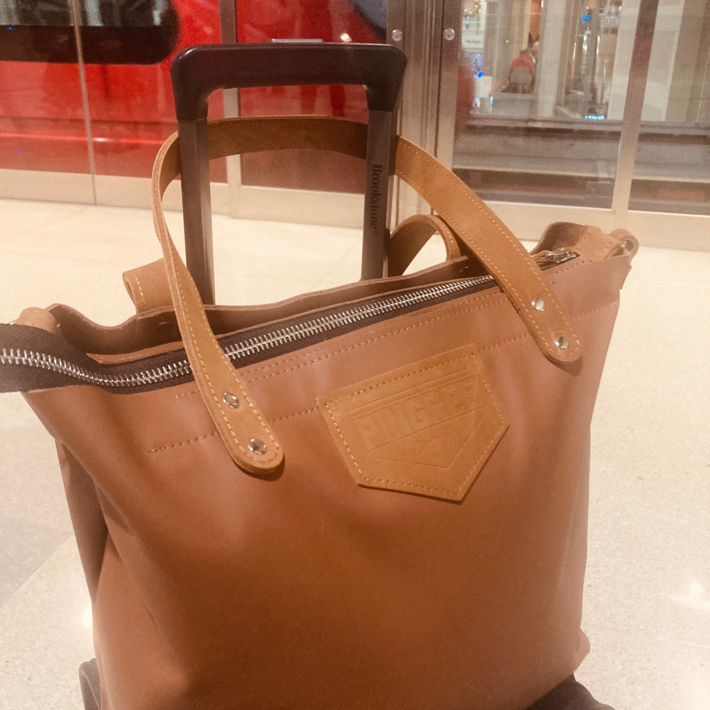 m1 travel and work tote at teh airport
